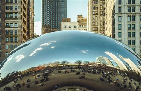  Cloud Gate - Eine sphärische Reflexion der urbanen Seele!