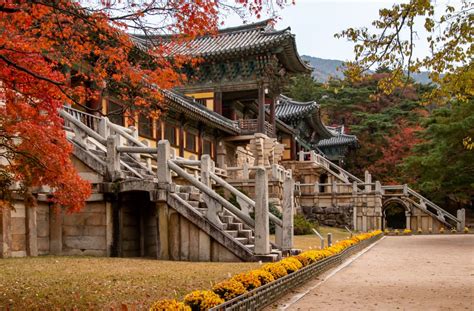 Der Goldene Tempel von Seokguram! Ein Meisterwerk des spirituellen Ausdrucks und der raffinierten Bildhauerei